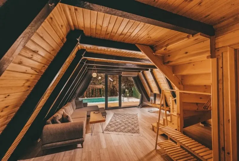 Sapanca Oksijen Bungalov'un iç mekan görünümü, modern tasarım ve konfor sunuyor.