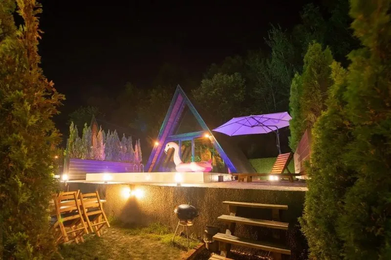 Sapanca Oksijen Bungalov'un özel havuzu ve bahçesi, gece ışıklarıyla aydınlatılmış.