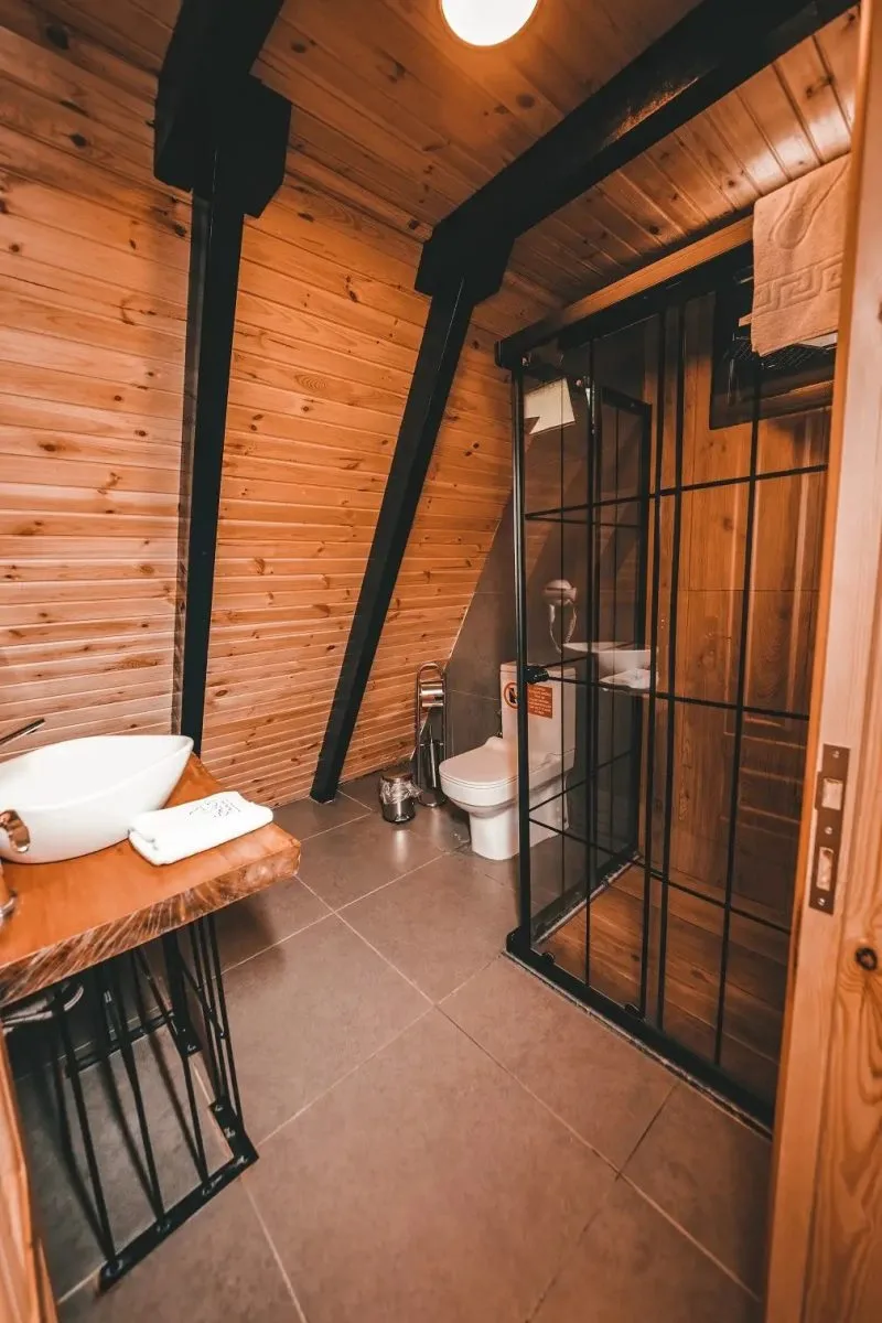 Sapanca Oksijen Bungalov'ta modern banyo tasarımı ve ahşap detaylar