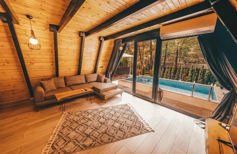 Sapanca Oksijen Bungalov'un şık salonu ve özel havuzu