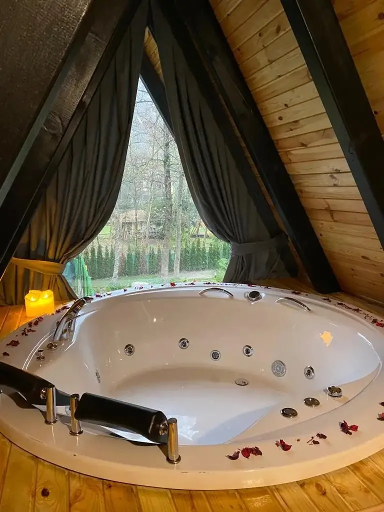 Sapanca Oksijen Bungalov'daki jakuzili bungalov iç mekan görüntüsü.