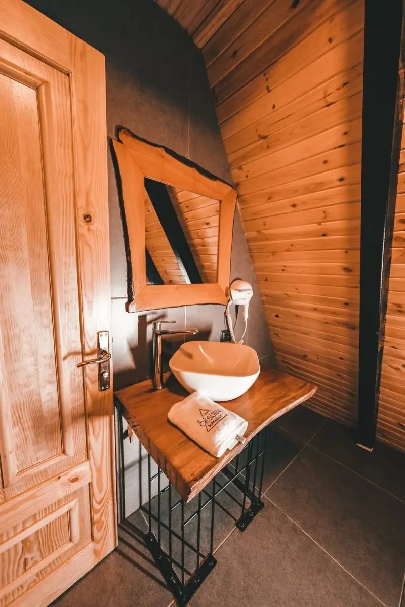 Sapanca Oksijen Bungalov'da modern banyo tasarımı ve doğal ahşap detaylar