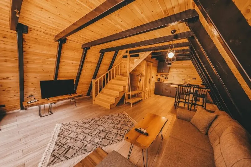 Sapanca Oksijen Bungalov'un iç mekanının modern tasarımı ve konforlu oturma alanı