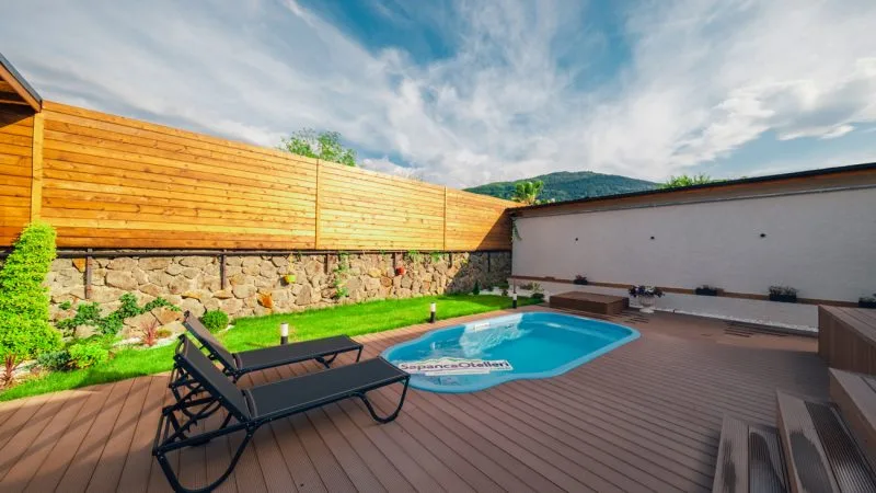 The Now Sapanca otelinde özel ısıtmalı havuz ve doğal manzara
