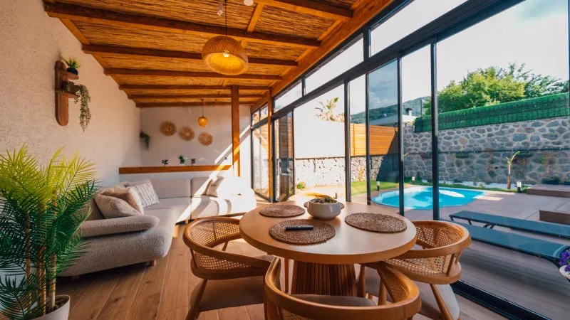 The Now Sapanca otelinde modern iç mekan ve özel havuz manzarası