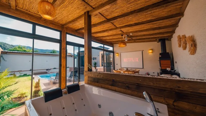 The Now Sapanca'daki jakuzili ve havuzlu tiny house'un iç görünümü
