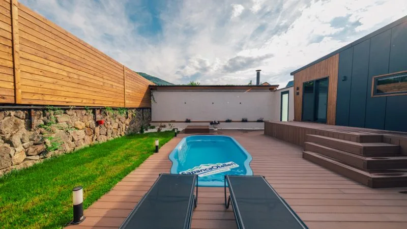 The Now Sapanca'daki özel havuzlu tiny house bahçesi