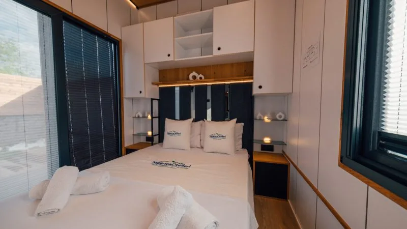 The Now Sapanca otelinde modern bir tiny house içi görünümü