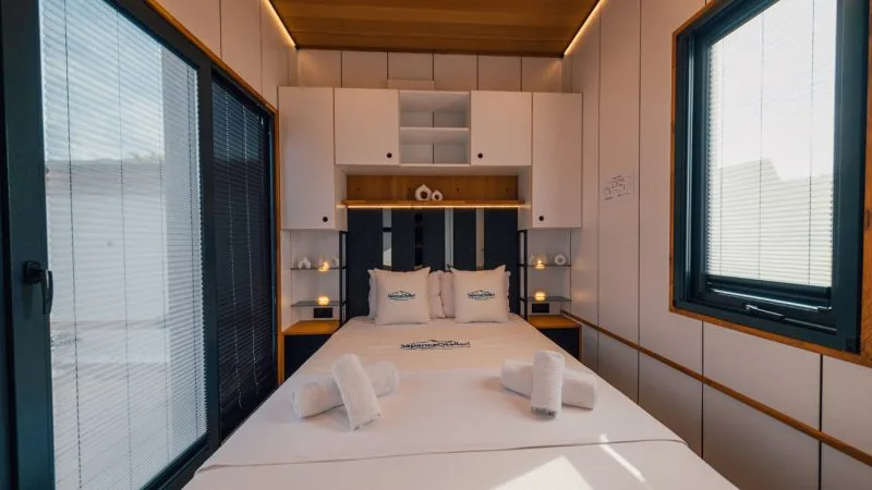 The Now Sapanca'daki modern tiny house odası, şık tasarımıyla konfor sunuyor.