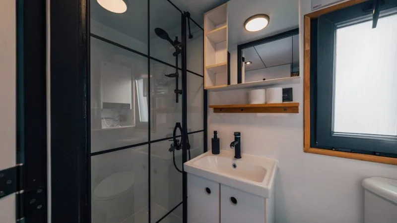 The Now Sapanca otelindeki modern tiny house banyo görseli.