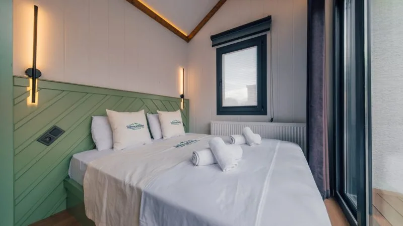 The Now Sapanca'da konforlu bir tiny house odası görünümü.
