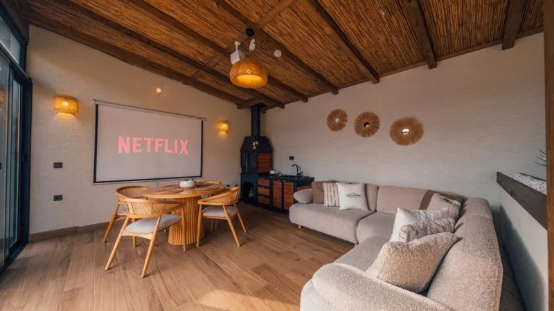 The Now Sapanca'daki konforlu tiny house odası, modern tasarım ve rahatlık sunuyor.
