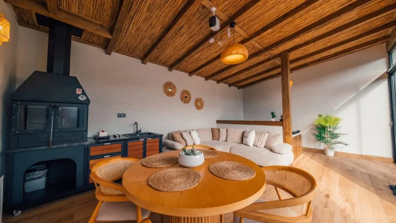 The Now Sapanca otelinde modern bir oda iç mekan görüntüsü
