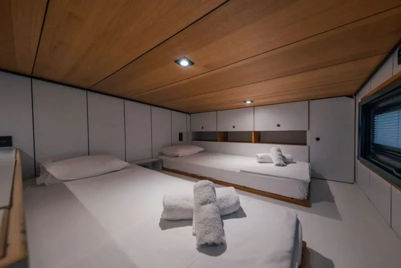 The Now Sapanca'daki modern tiny house odası iç görünümü.