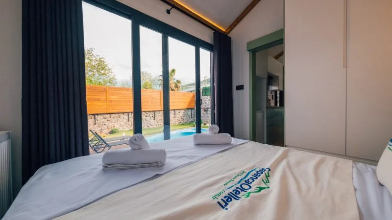 The Now Sapanca otelinde, özel havuzlu bir tiny house odasının iç görünümü.