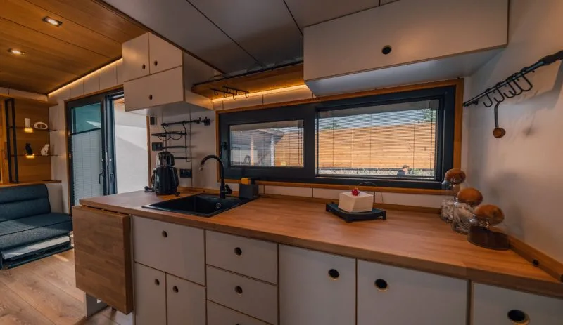 The Now Sapanca otelindeki modern tiny house mutfak görüntüsü.