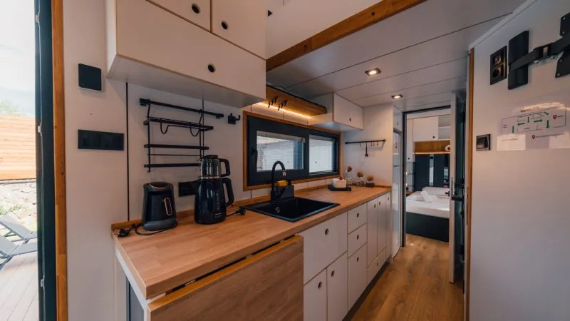 The Now Sapanca otelinde modern bir tiny house mutfağı.