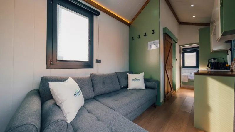 The Now Sapanca otelinde yer alan konforlu bir tiny house iç mekan görüntüsü.