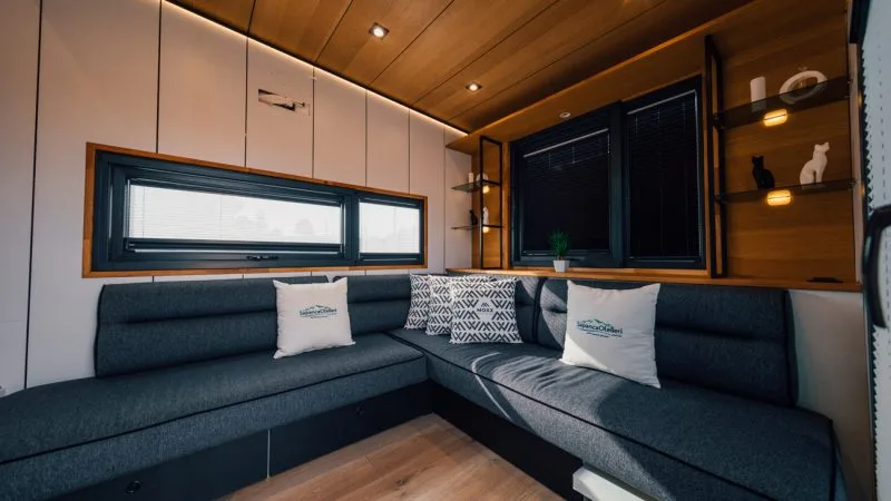 The Now Sapanca otelinde konforlu bir tiny house oturma alanı