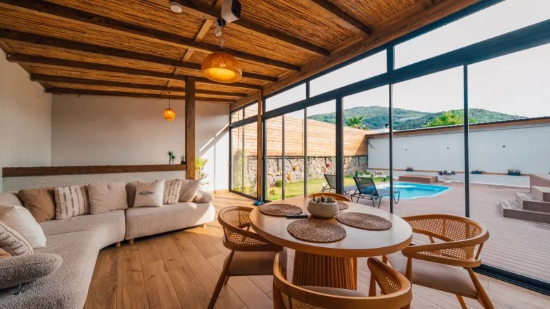The Now Sapanca tiny house iç mekan, geniş oturma alanı ve özel havuz