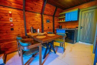 Berra Resort Tatil Köyü'nde yer alan şık ve konforlu bungalov iç mekan görünümü