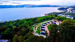 Lake Look Sapanca'nın panoramik göl manzaralı bungalovları ve yeşil alanları
