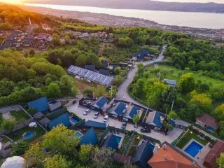 Sapanca Cbc Plus Bungalov genel görünümü, yeşil alanlar ve bungalovlar