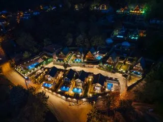 Sapanca Cbc Plus Bungalov genel görünüm, havuzlar ve bungalovlarla doğal bir tatil alanı.